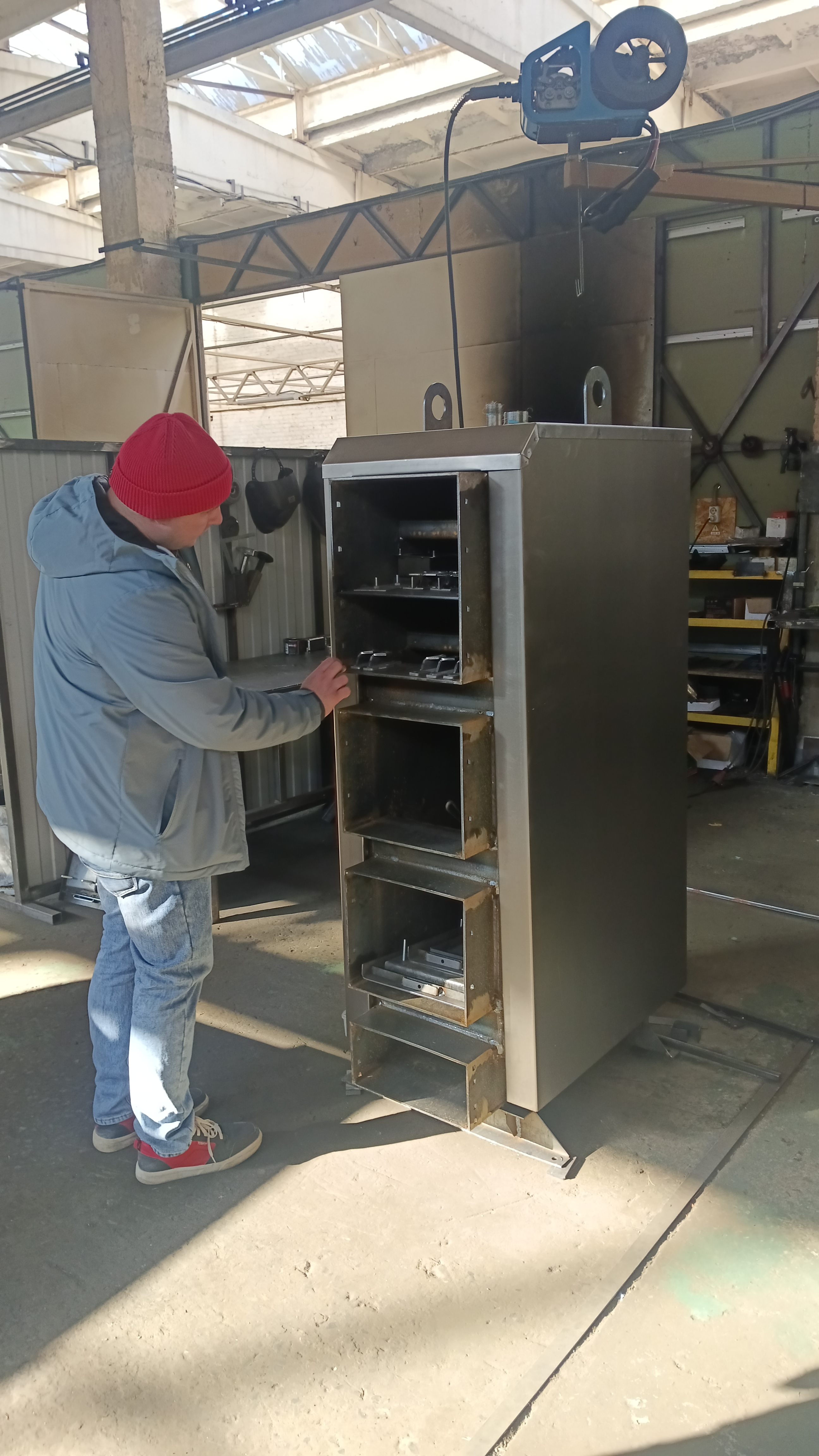 «Лень — двигатель прогресса», — подумал он, подбрасывая дрова в пеллетный котел