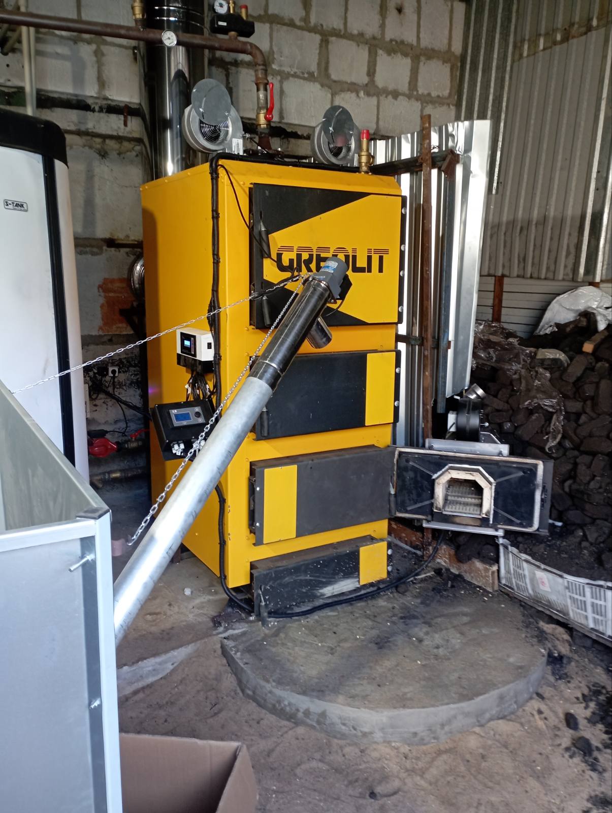 Установлена пеллетная горелка TIS Great Flame 150 кВт в твердото.  Оборудование: Горелка пеллетная TIS Great Flame Front Max 150 кВт (с TIS tronic 296GF);Greolit;Пеллетный котел Greolit 150 кВт;