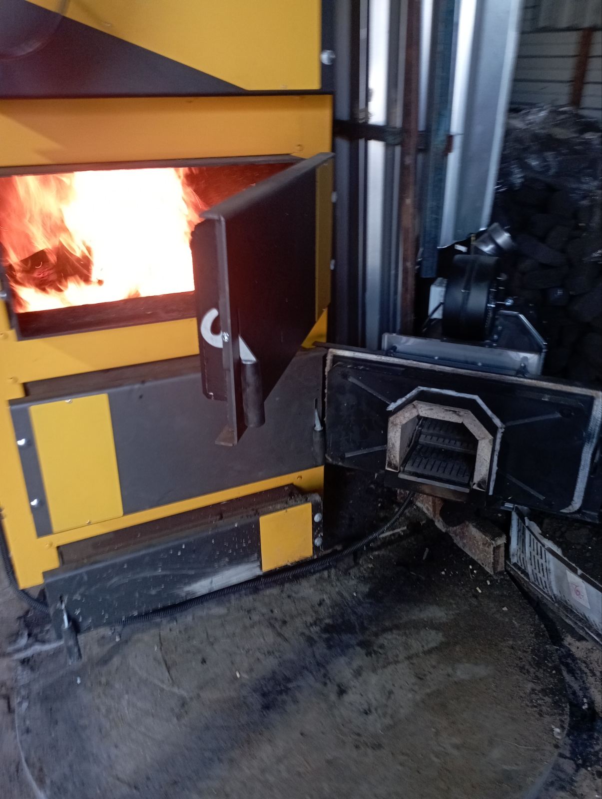 Установлена пеллетная горелка TIS Great Flame 150 кВт в твердото.  Оборудование: Горелка пеллетная TIS Great Flame Front Max 150 кВт (с TIS tronic 296GF);Greolit;Пеллетный котел Greolit 150 кВт;