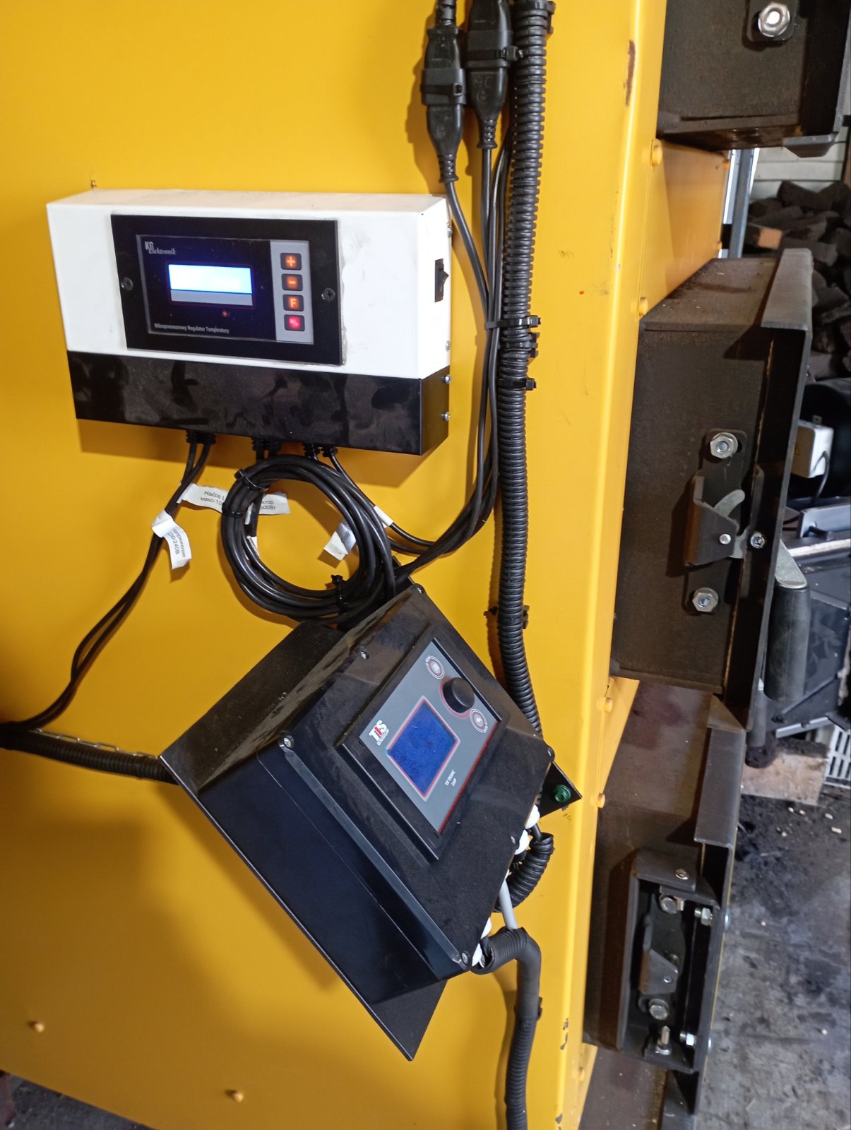 Установлена пеллетная горелка TIS Great Flame 150 кВт в твердото.  Оборудование: Горелка пеллетная TIS Great Flame Front Max 150 кВт (с TIS tronic 296GF);Greolit;Пеллетный котел Greolit 150 кВт;