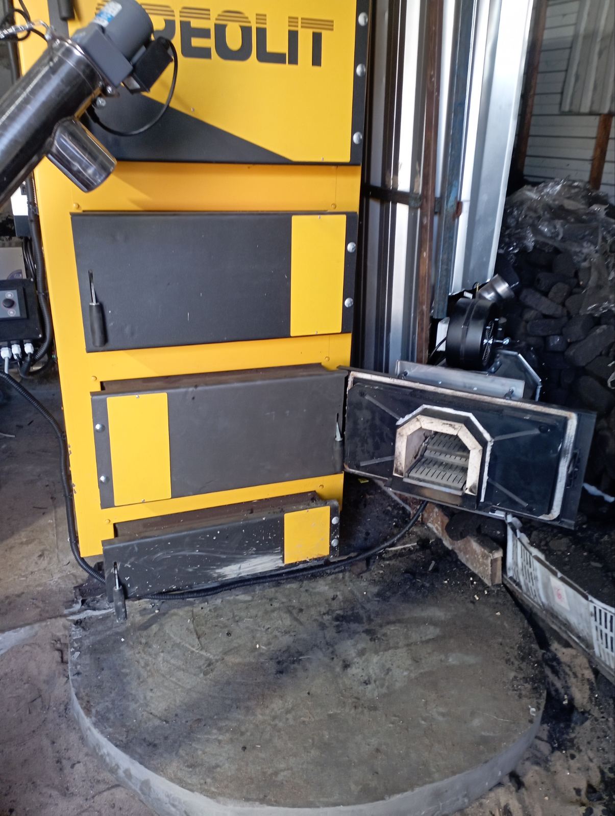 Установлена пеллетная горелка TIS Great Flame 150 кВт в твердото.  Оборудование: Горелка пеллетная TIS Great Flame Front Max 150 кВт (с TIS tronic 296GF);Greolit;Пеллетный котел Greolit 150 кВт;