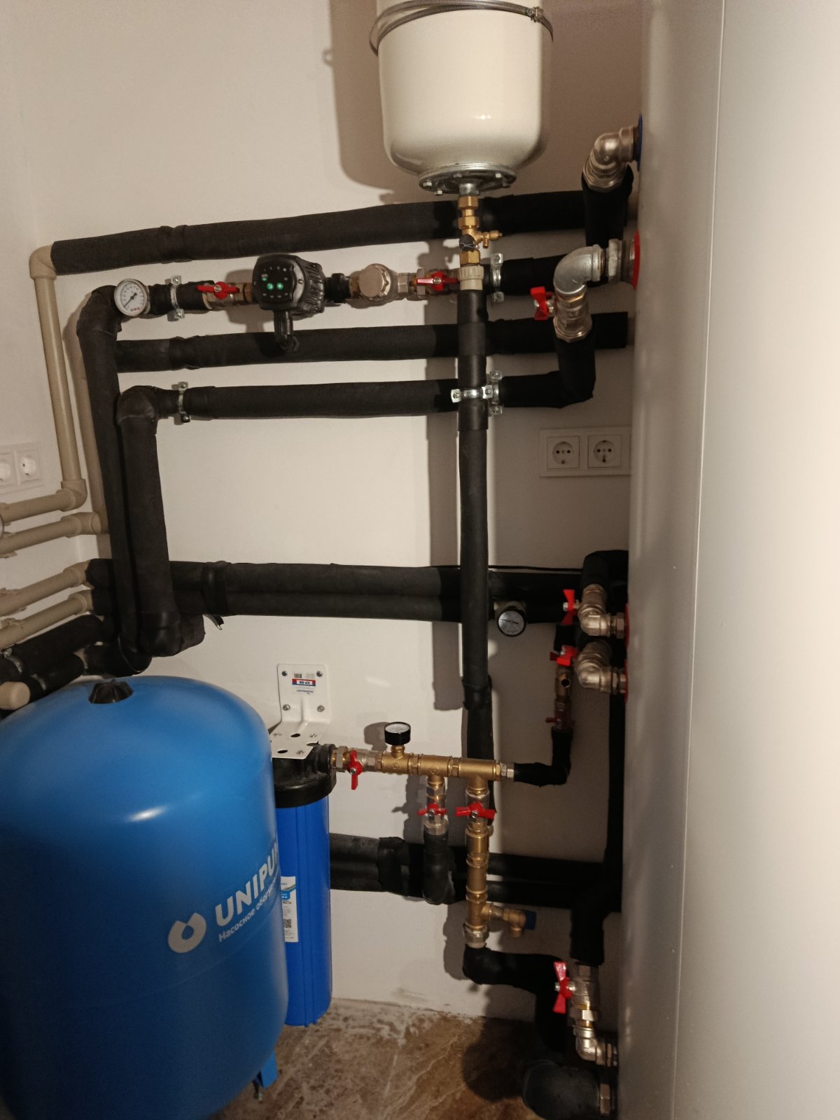 Тепловые насосы воздух-вода Feneco модель сплит. Используется для отопления домов с ограниченной мощностью электроэнергии для отопления, для домов оснащённых тёплыми полами или для снижения расходов на отопление. Оборудование: Тепловой насос Feneco - моноблок 12 кВт;Тепловой насос Feneco - сплит 12 кВт;Тепловой насос Feneco- сплит 18 кВт;Тепловые насосы;Буфер-бойлер DUO ELECTRO FE150L+8.  Оборудование: Тепловой насос Feneco - моноблок 12 кВт;Тепловой насос Feneco - сплит 12 кВт;Тепловой насос Feneco- сплит 18 кВт;Тепловые насосы;Буфер-бойлер DUO ELECTRO FE150L+80L;