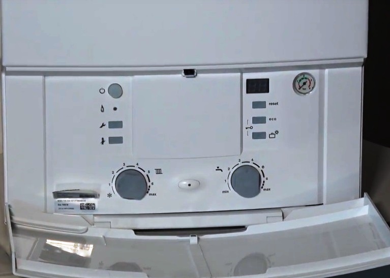 система управления под крышкой котла Bosch Gaz 7000W ZSC 24-3 MFA на фото